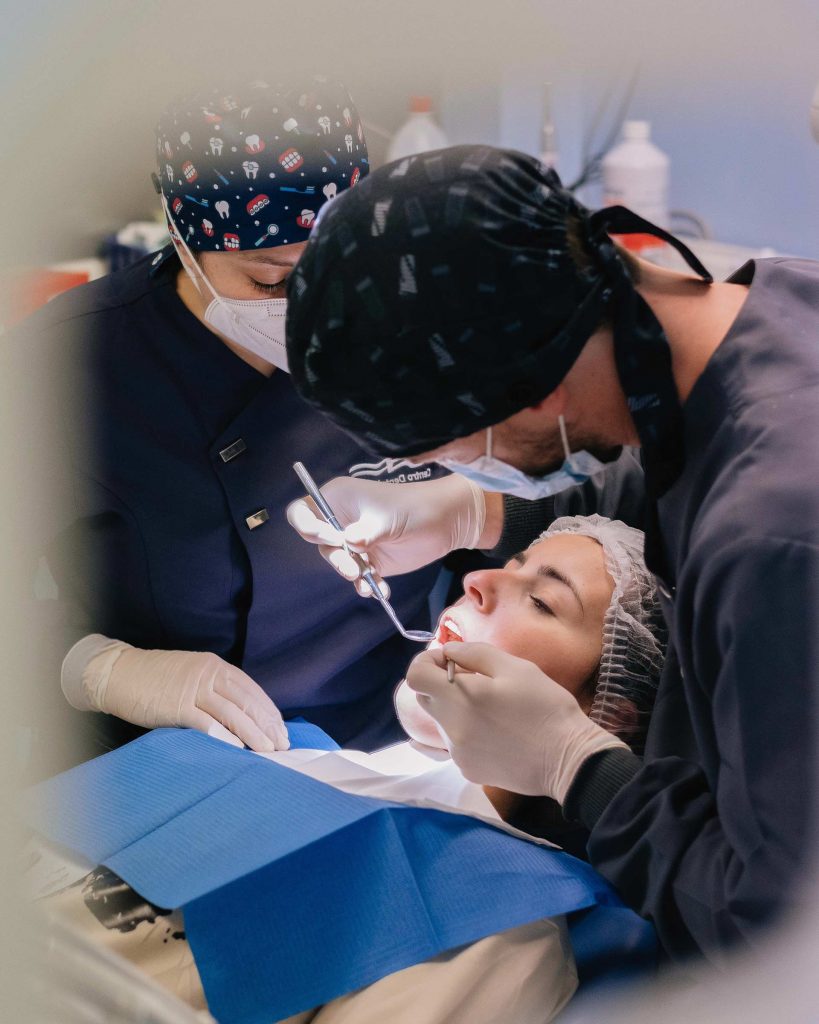 Dos dentistas del Centro Dental Torres realizando una revisión después de tratar un absceso dental a una paciente