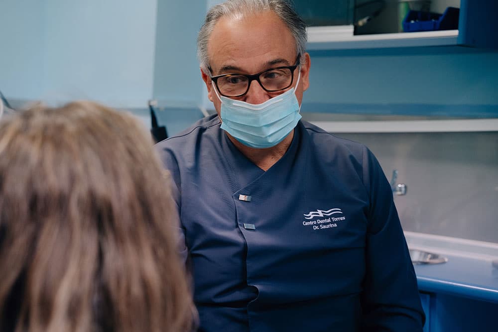 Dentista del Centro Dental Torres atendiendo a un paciente