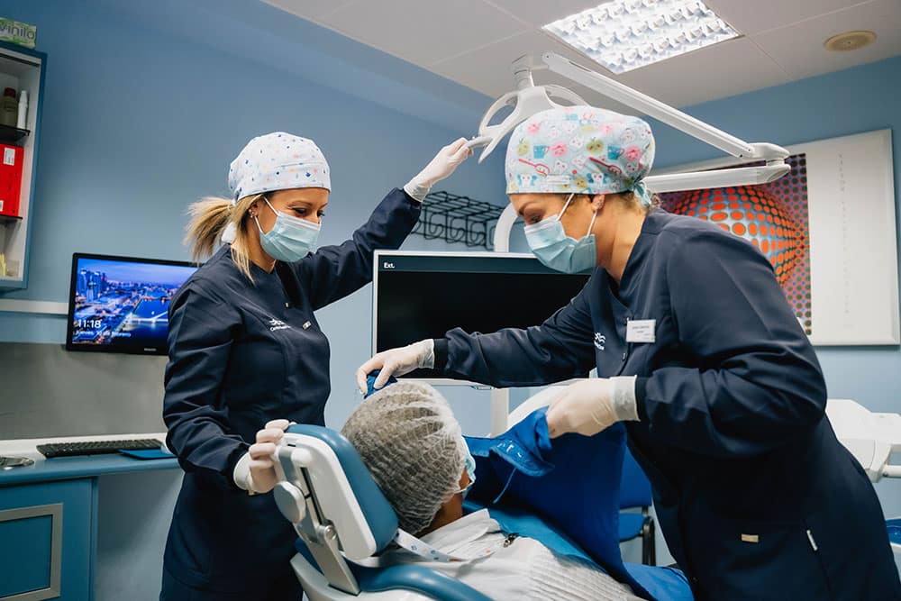 Odontólogas del Centro Dental Torres preparando un paciente para una intervención