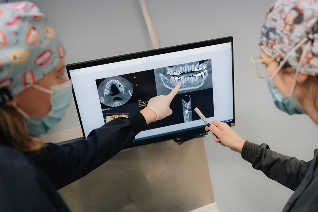 Dos doctoras de la Clínica Dental Torres observando una radiografía de un paciente