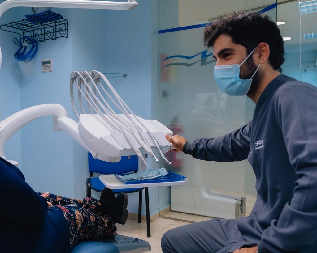 Odontólogo de la clínica dental Torres en una consulta con una paciente