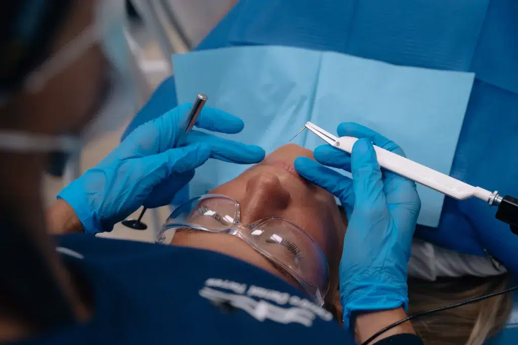 Mal sabor o mal olor en un implante dental: por qué aparece y qué debes hacer tratamiento periimplantitis zaragiza