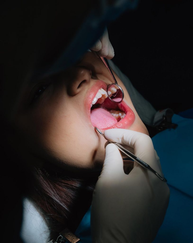 Brackets vs ortodoncia invisible: ¿cuál es mejor para ti? dra cuello ortodoncia 2