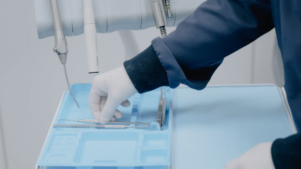 Piorrea (periodontitis avanzada): cómo saber si la tienes y qué puedes hacer para conservar tus dientes cdt instrumental