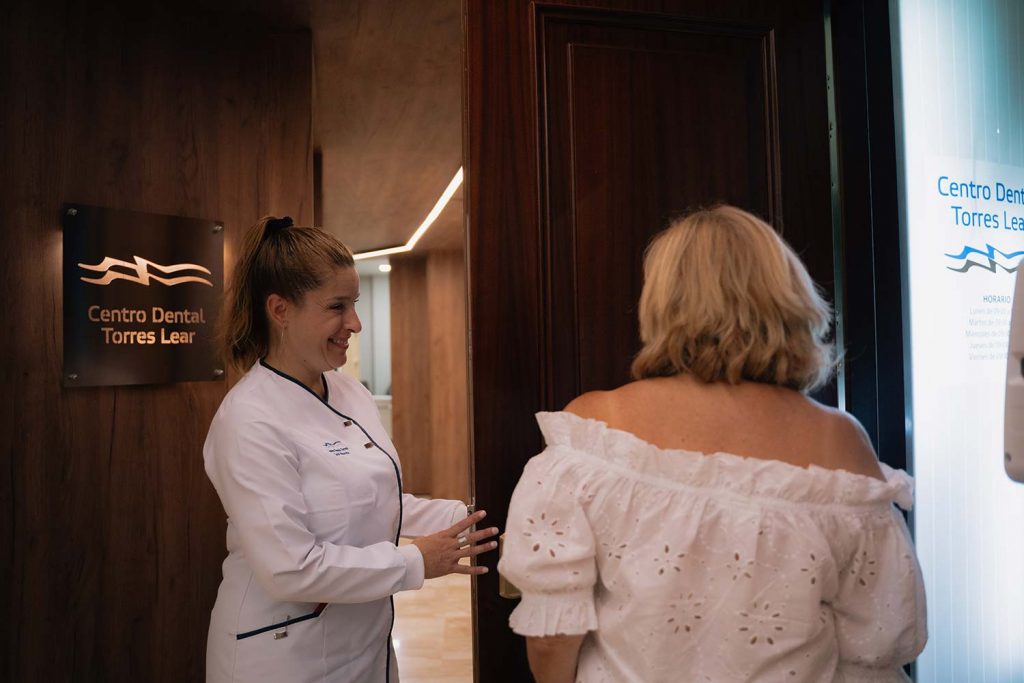 Mal sabor o mal olor en un implante dental: por qué aparece y qué debes hacer revisión dentista por mal olor en implante dental